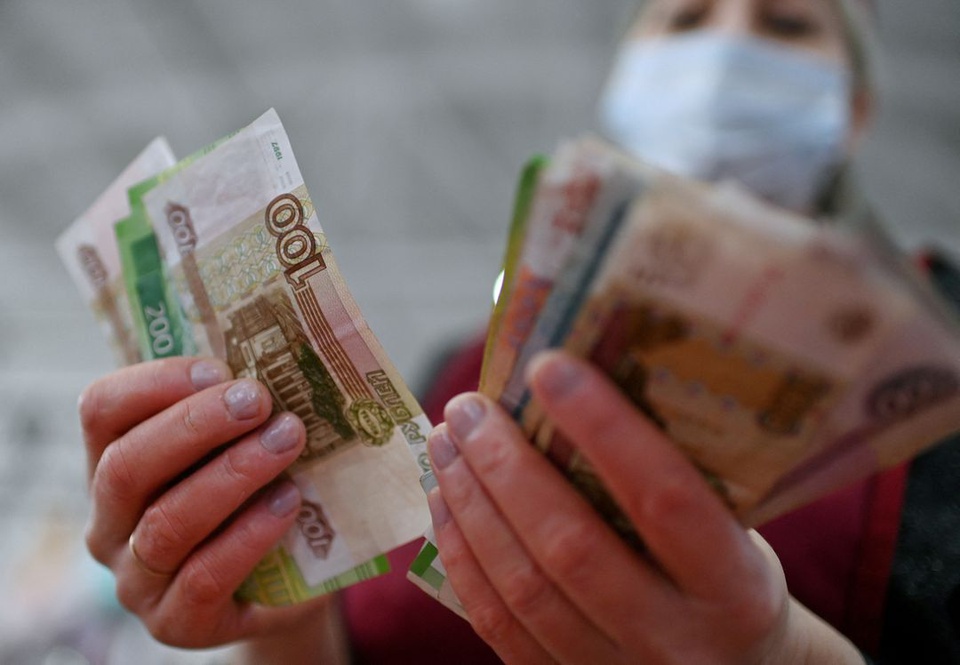 Đồng ruble tăng giá mạnh so với USD và euro. Ảnh: Reuters.
