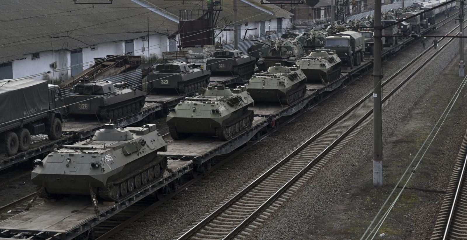 Đoàn tàu vũ trang của Nga tập kết tại một nhà ga ở vùng Rostov-on-Don giáp biên giới Ukraine. Ảnh: AP