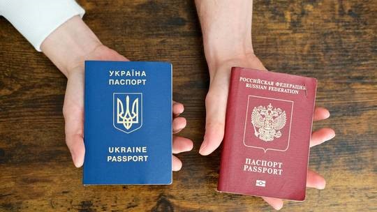 Hộ chiếu Nga và Ukraina. Ảnh chụp màn hình