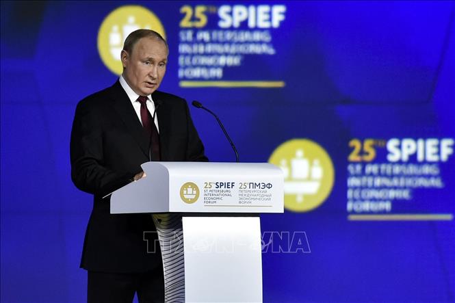 Tổng thống Nga Vladimir Putin phát biểu tại phiên toàn thể Diễn đàn Kinh tế Saint Petersburg (SPIEF) 2022 ở Saint Petersburg ngày 17/6/2022. Ảnh: AFP/TTXVN