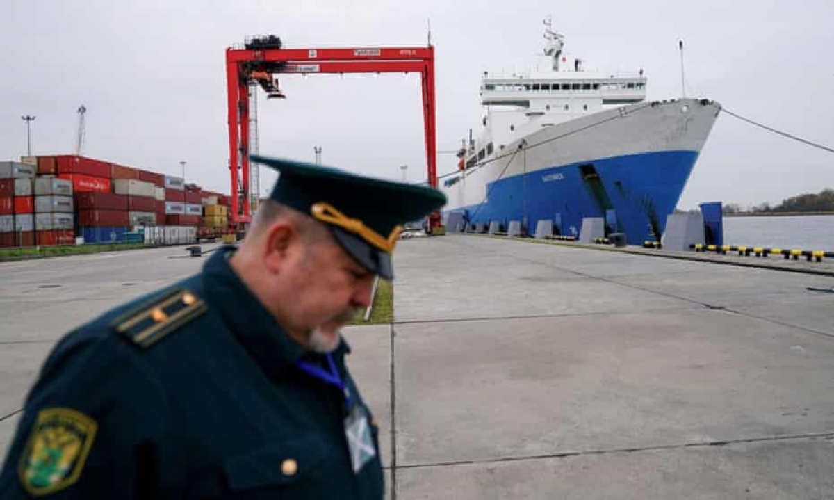 Một nhân viên hải quan tại cảng Baltiysk thuộc vùng Kaliningrad của Nga. (Ảnh: Reuters)