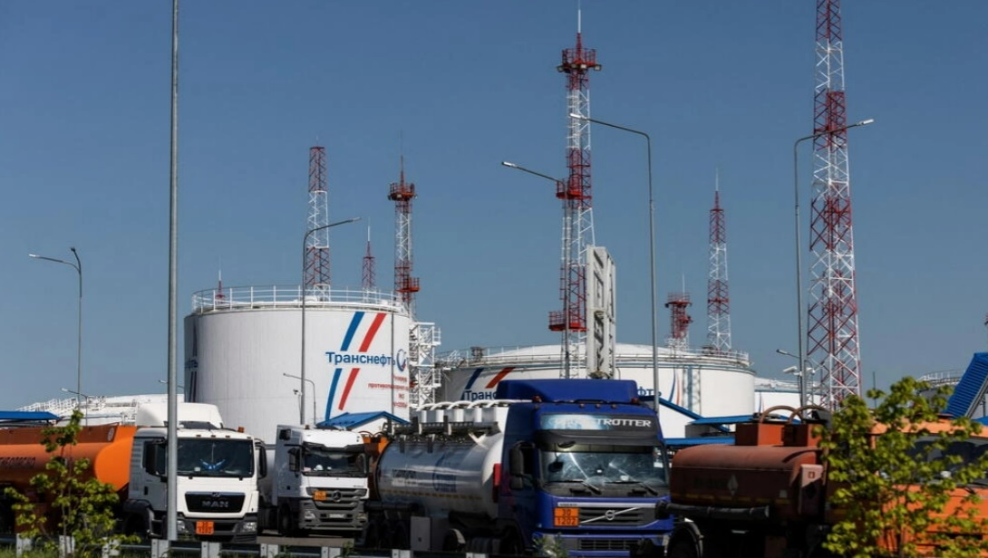 Xe tải chở xăng ở gần các bồn chứa dầu tại cơ sở sản xuất Volodarskaya LPDS thuộc sở hữu của nhà điều hành đường ống dẫn dầu Transneft ở làng Konstantinovo, vùng Moskva ngày 8/6/2022. Ảnh: Reuters
