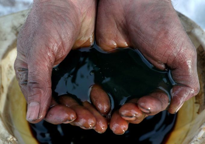 Mẫu dầu thô tại mỏ dầu Yarakta, vùng Irkutsk, Nga năm 2019. Ảnh: Reuters.