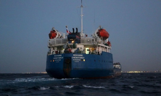 Một tàu chở dầu treo cờ Nga xuất hiện gần căn cứ hải quân Tripoli hồi tháng 9/2015. Ảnh: Reuters.