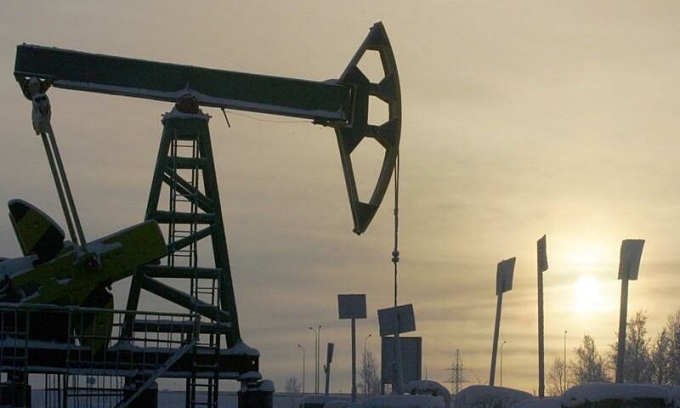 Một giếng dầu gần thành phố Nefteyugansk, phía bắc Nga, hồi năm 2004. Ảnh: Reuters.