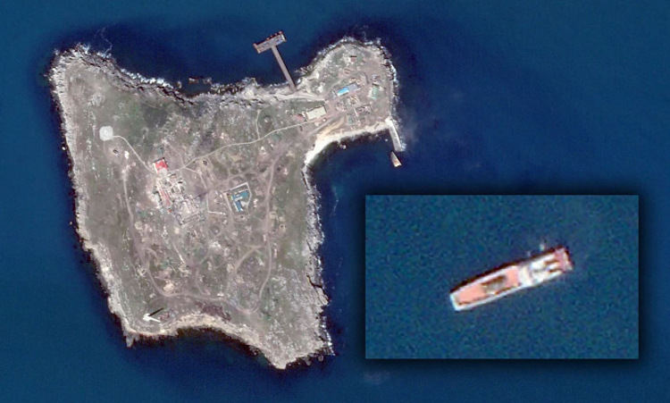 Đảo Zmiinyi và tàu đổ bộ chở hệ thống Tor trong ảnh vệ tinh chụp hôm 10/6. Ảnh: Planet Labs.