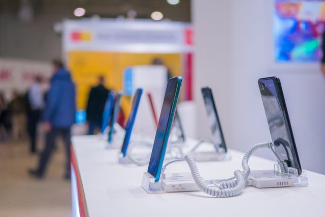 Các mẫu smartphone Huawei bày bán tại một cửa hàng điện tử Nga. (Ảnh: Shutterstock)
