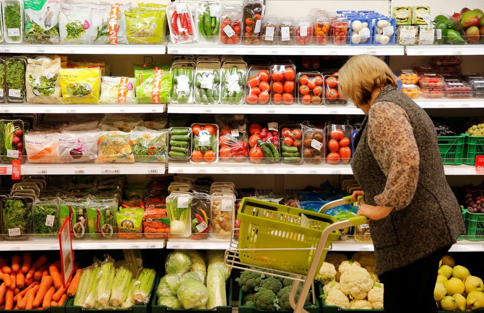 Một người Nga mua sắm tại siêu thị ở Moskva. Ảnh: Reuters