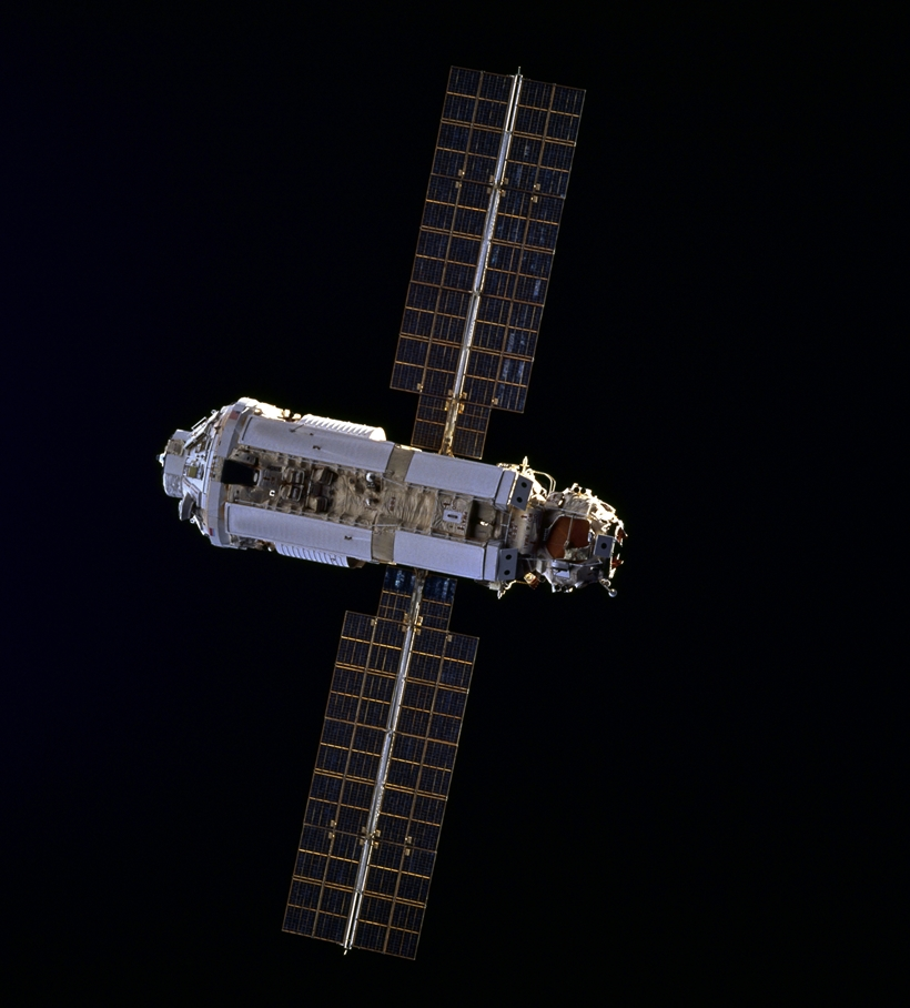  Nền tảng đầu tiên của ISS là khối chức năng hàng hóa Bình Minh của Nga, được phóng lên quỹ đạo tháng 11/1998. Nguồn: NASA.