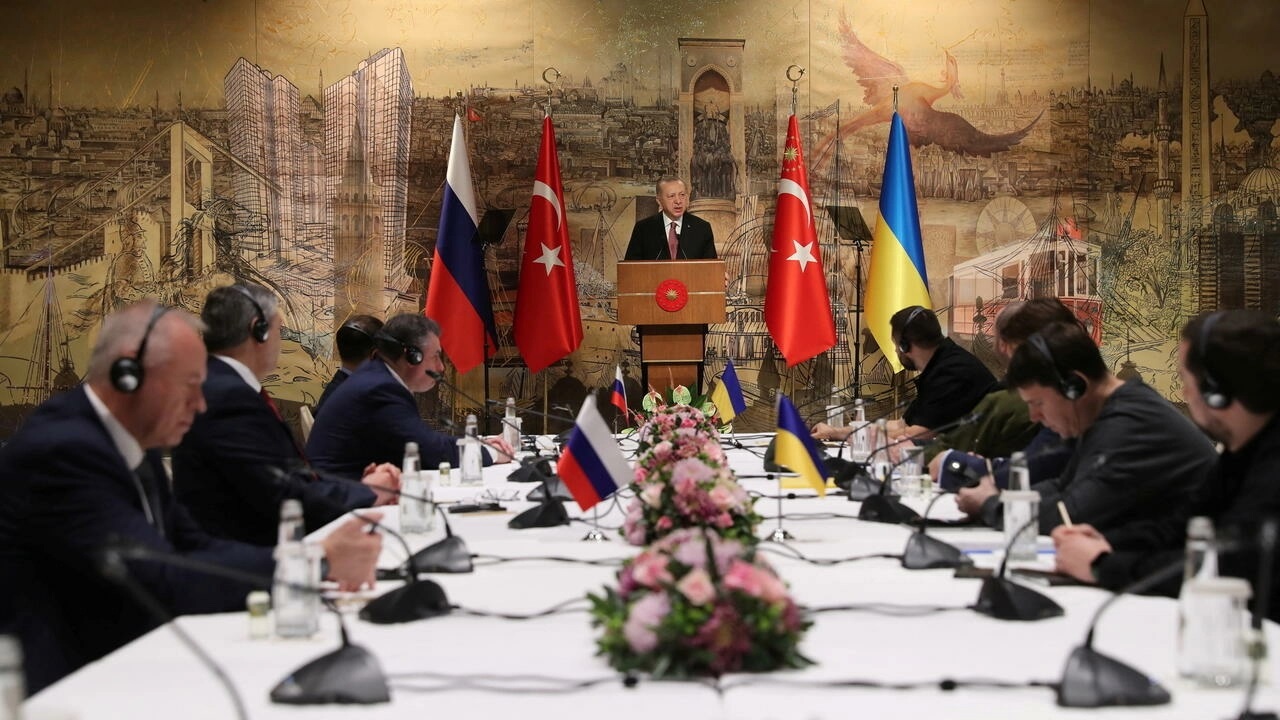 Tổng thống Thổ Nhĩ Kỳ Recep Tayyip Erdogan (giữa) phát biểu trước hai phái đoàn Nga và Ukraine trước đàm phán tại Istanbul cuối tháng 3. Ảnh: AFP.