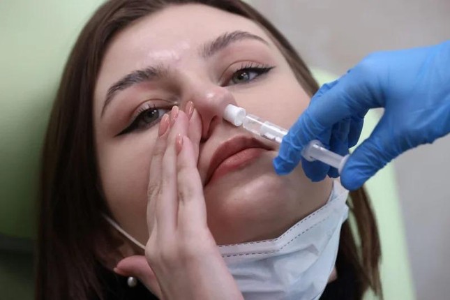 Một tình nguyện viên được dùng thử vắc xin dạng xịt ở Mátxcơva. Ảnh: Tass