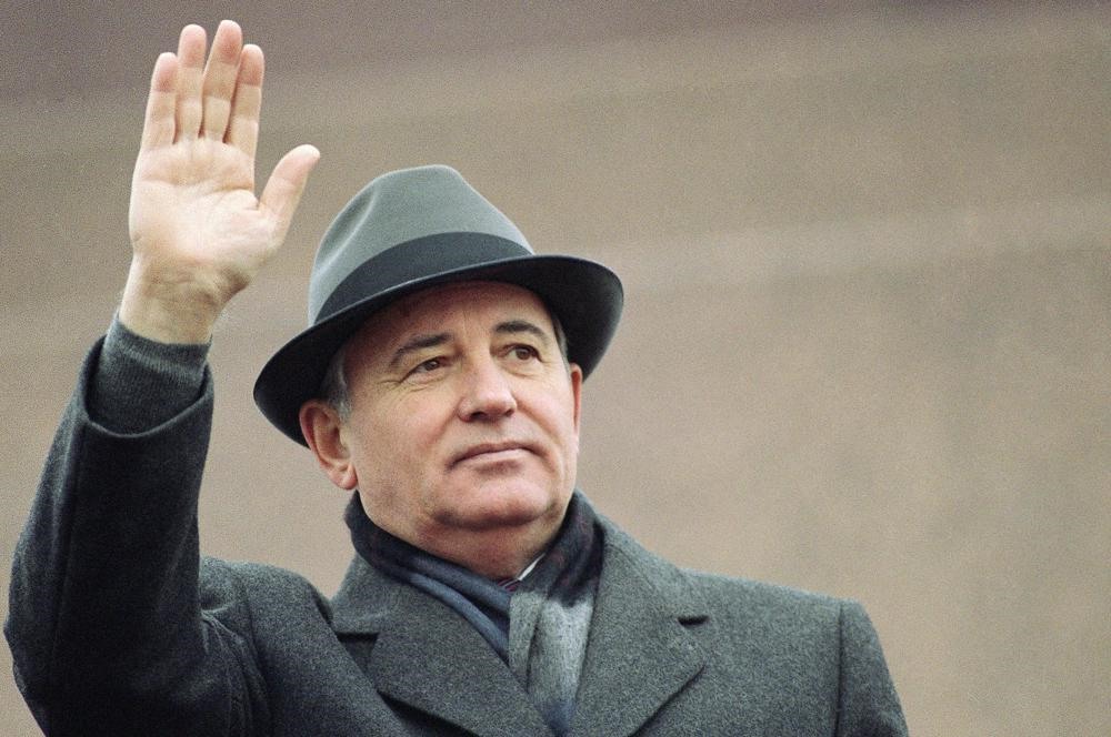 Nhà lãnh đạo cuối cùng của Liên Xô Mikhail Gorbachev vẫy tay chào ở Quảng trường Đỏ tháng 11.1989. Ảnh: Boris Yurchenko