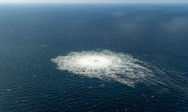 Các bong bóng khí rò rỉ từ đường ống Nord Stream 2 nổi lên bề mặt biển Baltic, gần đảo Bornholm của Đan Mạch, hôm 27/9. Ảnh: Bộ Quốc phòng Đan Mạch.