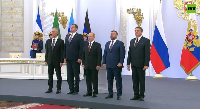 Tổng thống Putin cùng lãnh đạo đương nhiệm của 4 vùng lãnh thổ chủ trương ly khai khỏi Ukraine. Ảnh: RT