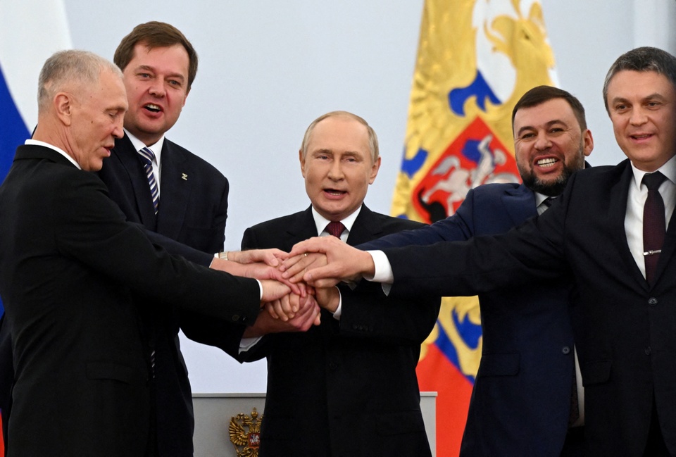 Ông Putin bắt tay cùng 4 nhà lãnh đạo ở các tỉnh Nga vừa ký lệnh sáp nhập. Ảnh: Reuters.