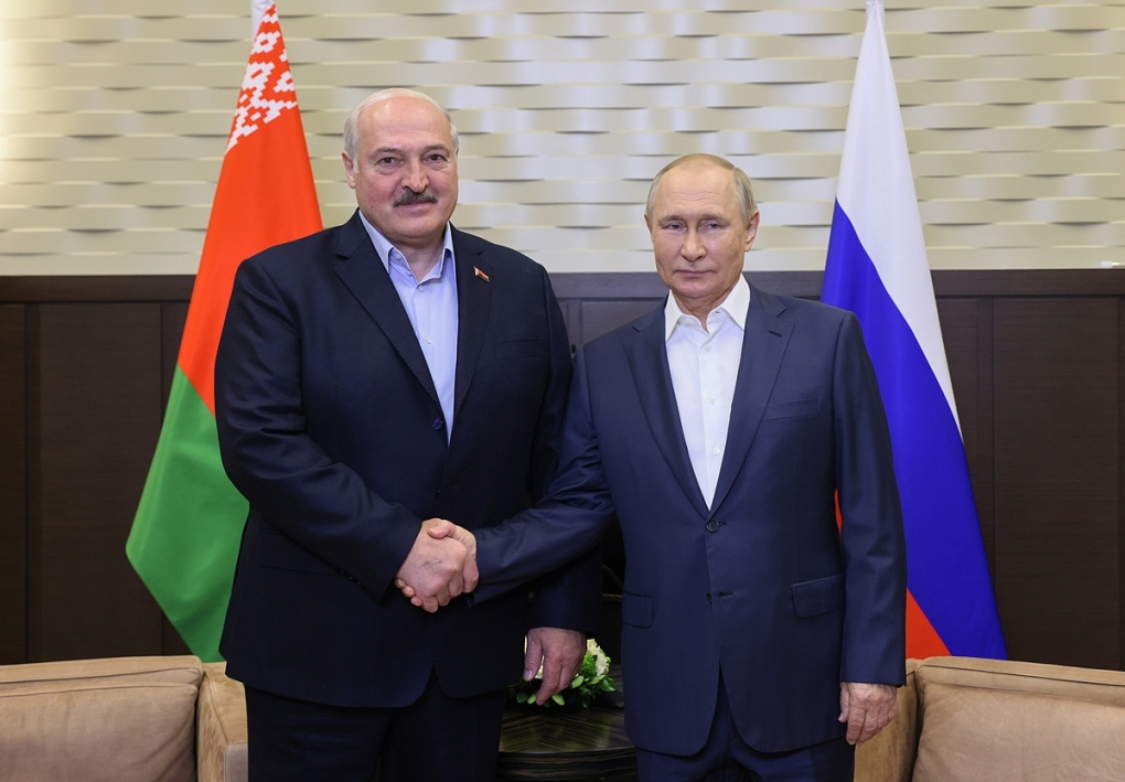 Tổng thống Nga Putin (trái ) và Tổng thống Belarus Lukashenko gặp nhau tại thành phố Sochi hồi tháng 9. Ảnh: AFP.