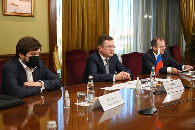 Ông Sorokin (ngồi bên trái) cạnh Phó Thủ tướng Nga Alexander Novak năm 2021. Ảnh: Reuters